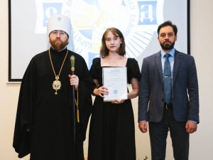 Ученица гимназии получила сертификат об окончании Школы юных теологов