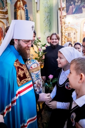 Педагоги и гимназисты поздравляют митрополита Саратовского и Вольского Игнатия с днём архиерейской хиротонии